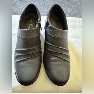 Women’s Easy Street Comfort Wave Brown Faux Leather Side Zip Booties 7 1/2